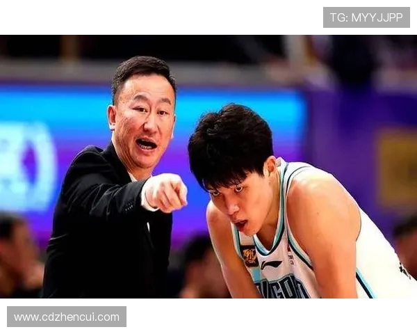 师徒重聚刘维伟造访开拓者球馆前青岛外援里斯温情再现情谊不减 师徒重聚刘维伟造访开拓者球馆前青岛外援里斯温情再现情谊不减